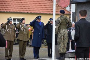 Zastępca Komendanta Miejskiego Policji w Zielonej Górze komisarz Krzysztof Marciniak i osoby z innych służb salutują pod pomnikiem