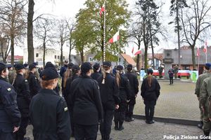 Uczniowie klasy policyjnej przed pomnikiem Pamięci