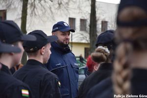 Policjant - opiekun klasy policyjnej wraz z uczniami