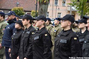 Uczniowie klasy policyjnej wraz z policjantem, w oddali widać uczniów klasy wojskowej