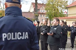 Uczniowie klasy policyjnej składają ślubowanie