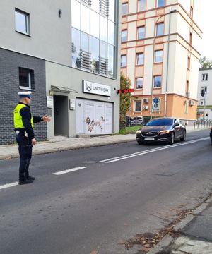 Policjant Ruchu Drogowego zatrzymuje pojazd który złamał przepis