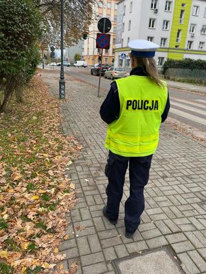 Policjantka Ruchu Drogowego pilnuje z oddali skrzyżowanie ulic Ułańskiej i Bohaterów