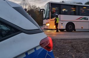 Policjantka Ruchu Drogowego sprawdza trzeźwość kierowcy autokaru