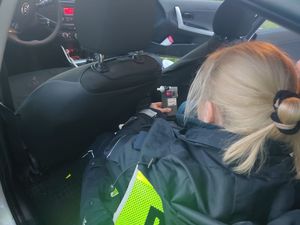 Policjantka sprawdza trzeźwość kierowcy w radiowozie