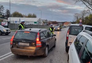 Policjanci Ruchu Drogowego sprawdzają trzeźwość kierowców na jednej z dróg