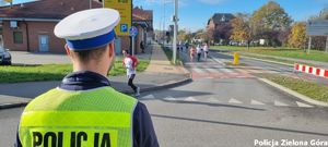 Policjant Ruchu Drogowego pilnuje bezpieczeństwa przy netto na trasie biegu