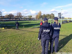 Policjantki pilnują bezpieczeństwa na meczu piłki nożnej