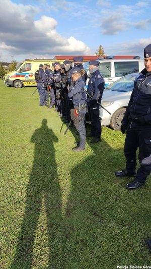 Policjanci podczas zabezpieczania meczu