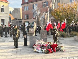 Żołnierze przy pomniku odzyskania niepodległości