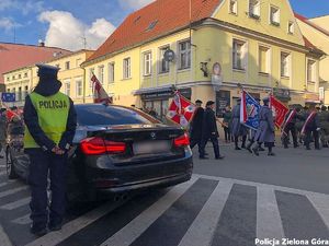 Policjantka Ruchu Drogowego zabezpiecza obchody Święta Niepodległości