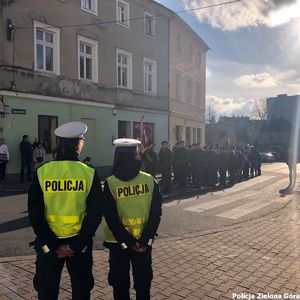 Policjanci Ruchu Drogowego zabezpieczają obchody Święta niepodległości