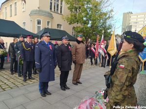 Komendant Miejski Policji w Zielonej Górze młodszy inspektor Tomasz Szuda i przedstawiciele innych służb przed pomnikiem