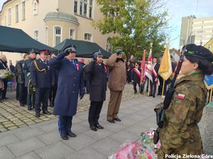 Komendant Miejski Policji w Zielonej Górze młodszy inspektor Tomasz Szuda i przedstawiciele innych służb przed pomnikiem