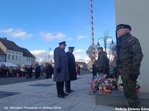 Zastępca komendanta miejskiego komisarz Jacek Jabłoński oraz zastępca komendanta II Komisariatu Policji aspirant sztabowy Tomasz Korż na powiatowych obchodach Narodowego Święta Niepodległości w Nowogrodzie Bobrzańskim