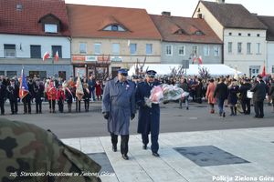 Zastępca komendanta miejskiego komisarz Jacek Jabłoński oraz zastępca komendanta II Komisariatu Policji aspirant sztabowy Tomasz Korż składają kwiaty