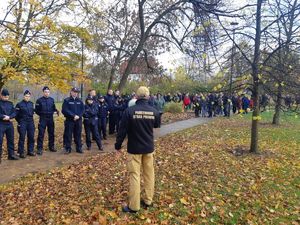 Strażak przemawia do ewakuowanych policjantów