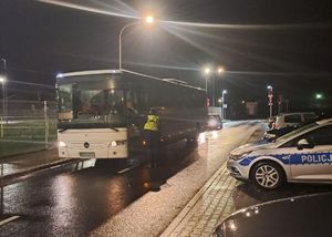 Policjant Ruchu Drogowego sprawdza trzeźwość kierowcy autobusu