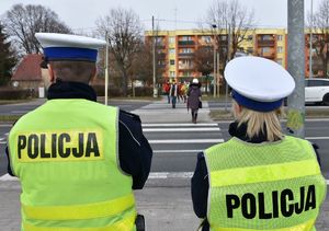 Policjanci ruchu drogowego obserwują przejście dla pieszych na jednej z ulic Zielonej Góry