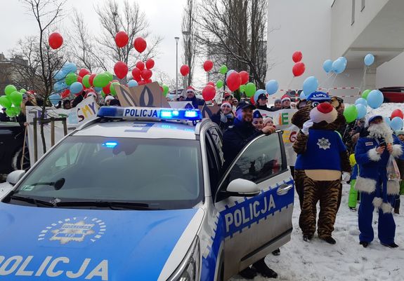 Policjanci przynieśli uśmiech do szpitala – Świętujemy 7 urodziny Bianki
