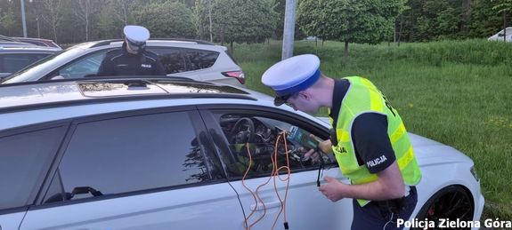 Sprawdzanie stanu technicznego pojazdu przez policjantów ruchu drogowego