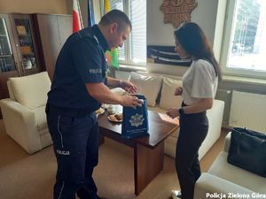 Spotkanie z Komendantem Miejskiej Policji w Zielonej Górze uczestniczki wycieczki po komendzie oraz wręczenie upominku.