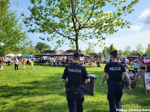 Dwóch policjantów w granatowych mundurach zabezpieczających piknik w Sulechowie.