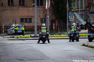 Zabezpieczenie uroczystości przez funkcjonariuszy ruchu drogowego oraz żandarmerię wojskową .