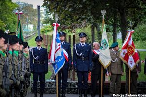 Poczet sztandarowy policji w Zielonej Górze podczas uroczystości.