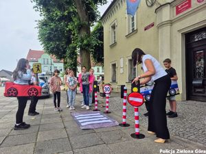 Pani pokazuje dzieciom jak działa sygnalizator świetlny.