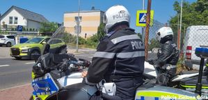 Policjant oraz Żandarm Wojskowy na motorach obserwują przejścia dla pieszych.