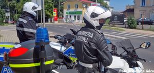 Policjant oraz Żandarm Wojskowy na motorach obserwują przejścia dla pieszych.