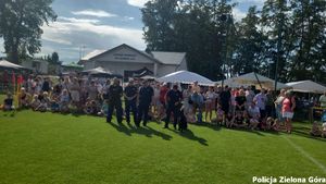 Czterech Policjantów wraz z psem stoją przed widownią.