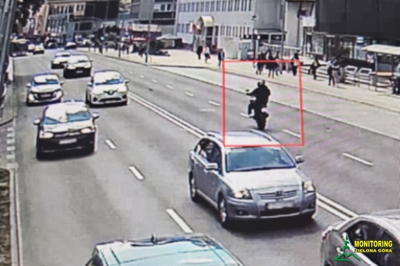 Motocyklista na jednym kole – niebezpieczne zachowanie zarejestrowane przez monitoring!