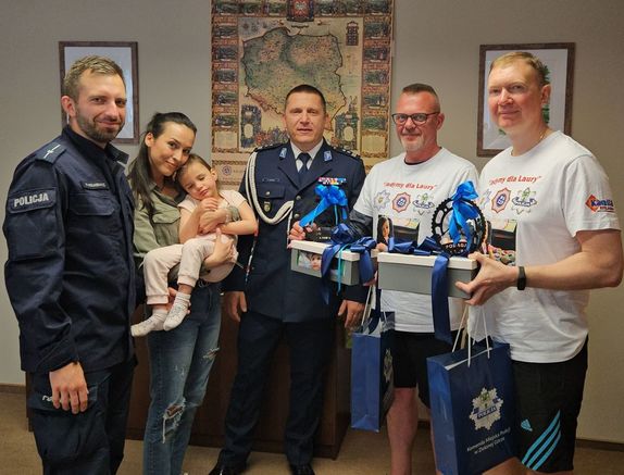 „Jadymy dla Laury” – podróż policjantów ze Śląska po zdrowie małej Laury