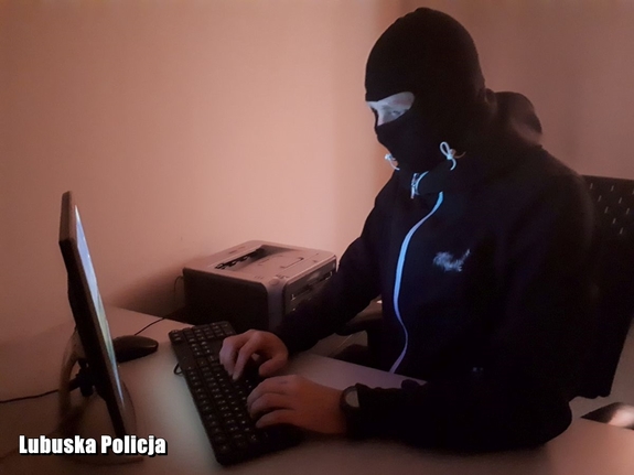 Stracił ponad pół miliona złotych! Nieświadomy zagrożenia sam podał się przestępcom „na tacy”