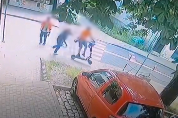 Potrącenie pieszego na chodniku przez kierującego hulajnogą elektryczną