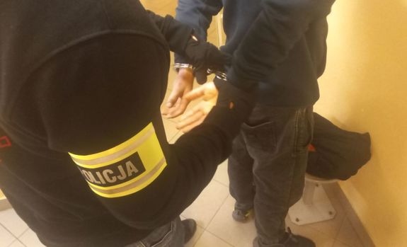 Pościg pieszy zakończony sukcesem zielonogórskich policjantów. Zatrzymano dwóch mężczyzn ze znaczną ilością narkotyków.