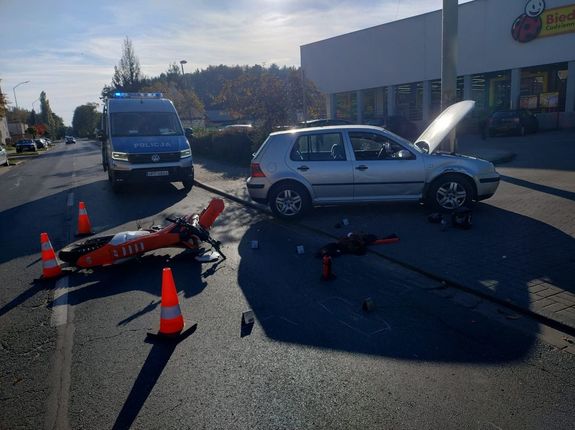 Zderzenie samochodu i motocykla. Obaj kierowcy popełnili błędy