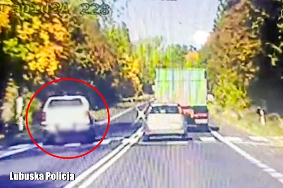 Niebezpieczne wyprzedzanie na przejściu dla pieszych. Kierowca toyoty stanie przed sądem