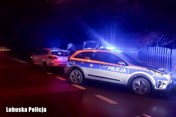 Kradzione tablice i brak uprawnień. Skuteczny pościg za 19-letnim kierującym