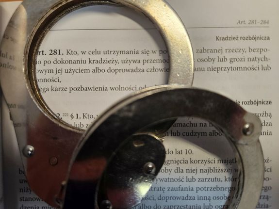 Para obcokrajowców zatrzymana po szarpaninie z ochroniarzem – kradzież rozbójnicza w markecie w Zielonej Górze