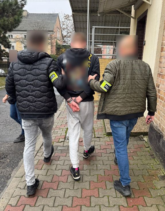 Policjanci zatrzymali po pościgu dwie osoby  (mężczyznę i kobietę) znanych z okradania różnych sklepów.