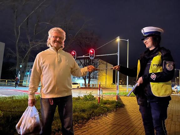 Policjanci rozdają odblaski seniorom w Zielonej Górze