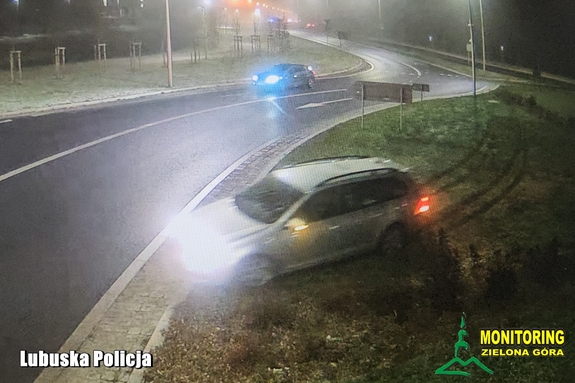 Pijany kierowca przejechał przez środek ronda. Został zatrzymany przez policjantów