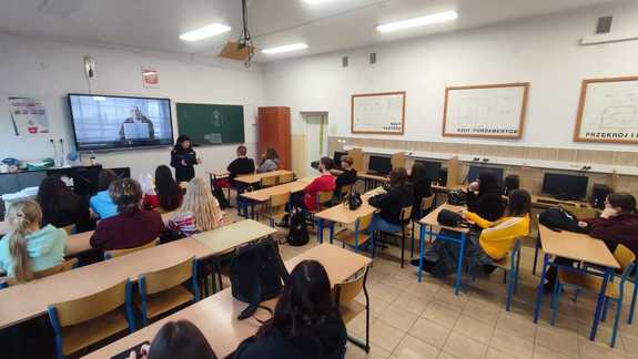 Lekcja odpowiedzialności i bezpieczeństwa – policjanci z wizytą u młodzieży i najmłodszych