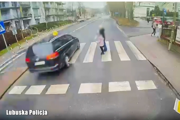 O krok od tragedii. 67-latka niemal potrąciła pieszych na pasach