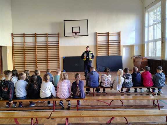 Jak być bezpiecznym i życzliwym? Policjanci z wizytą w szkole i przedszkolu