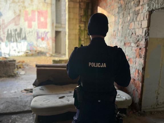 Policjanci sprawdzają miejsca schronienia osób w kryzysie bezdomności