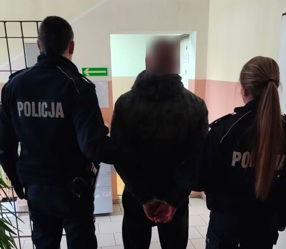 Mężczyzna, który groził kasjerce przedmiotem prxzypominającym broń zatrzymany przez policjantów